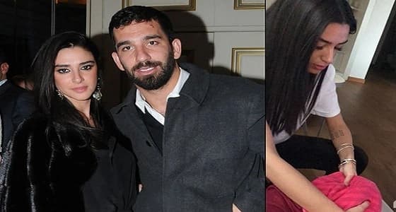 لاعب ينشر صورة لزوجته وهي تغسل قدميه يثير الجدل