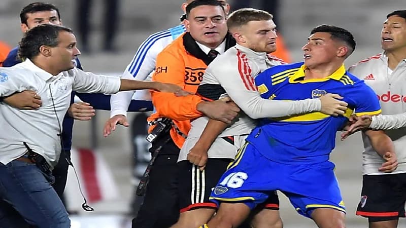 استدعاء لاعبي بوكا وريفر بليت بعد أحداث الشغب للتحقيق