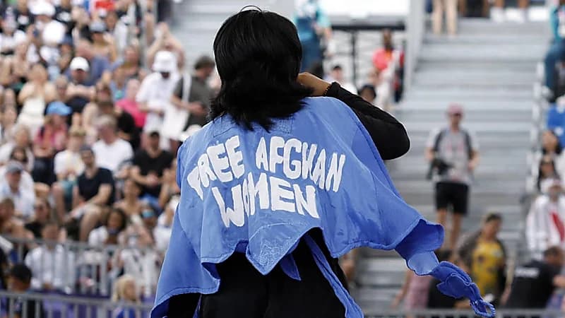 شعار سياسي يتسبب في استبعاد رياضية أفغانية من أولمبياد باريس
