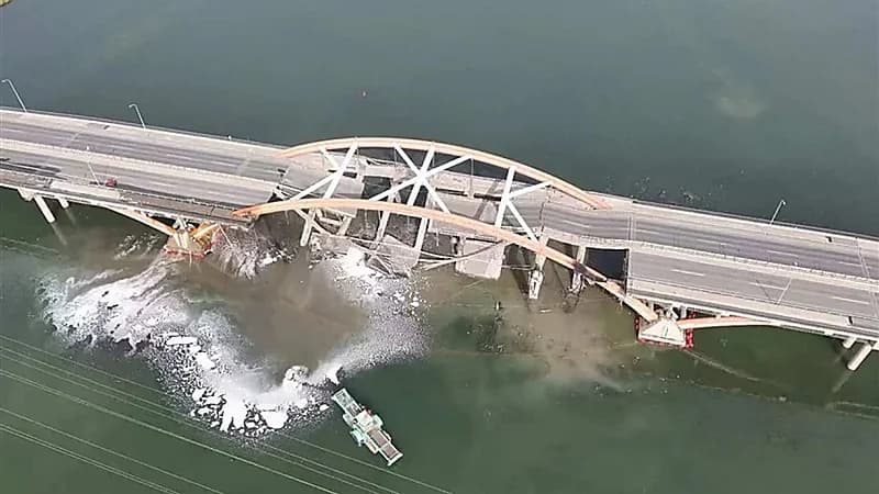 حريق يتسبب في انهيار جسر بالصين دون إصابات.. فيديو