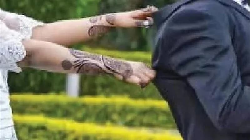 عروس تطارد عريسها بعد هروبه من حفل الزفاف وتجبره على الزواج
