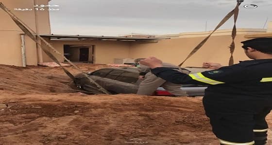 بالفيديو والصور .. سقوط سيارة مواطن في حفرة أمام عقاره الغير مطابق للمواصفات