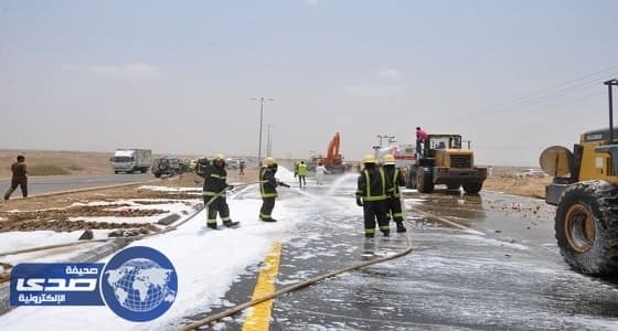 بالصور.. مدني جازان يباشر انقلاب ناقلة محملة بالديزل