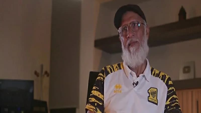 بالفيديو.. العم لقمان يذرف الدموع عند سؤاله عن موعد رحيله من الاتحاد