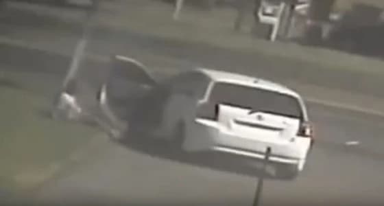 شاهد.. سيارة تصدم شابًا بطريقة مثيرة