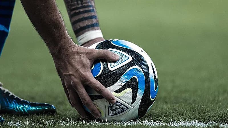 اتحاد الكرة يعلن عن أحقية الأندية باستبدال أجانب تحت السن بلاعبين محليين