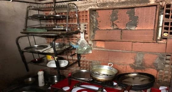 بالصور.. ضبط عمالة تحضر الوجبات بسكنهم في العوالي