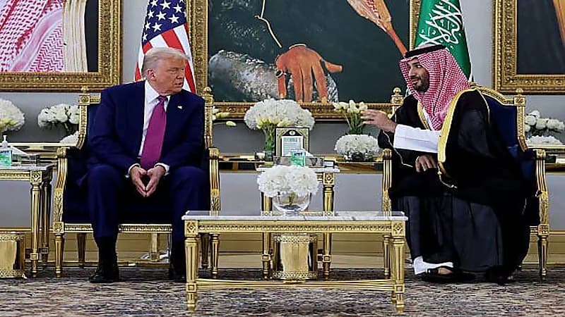 حديث جانبي بين ولي العهد والرئيس ترامب أثناء احتساء القهوة السعودية.. فيديو