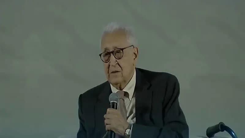 بالفيديو.. الأخضر الإبراهيمي: الأمير سعود الفيصل كان بطلًا من أبطال الطائف