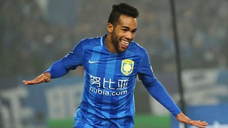 تيكسيرا يقترب من الهلال