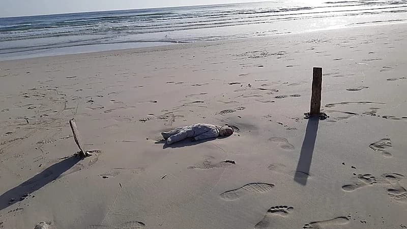 شاهد.. صور صادمة لجثث أطفال ملقاة على شواطئ ليبيا