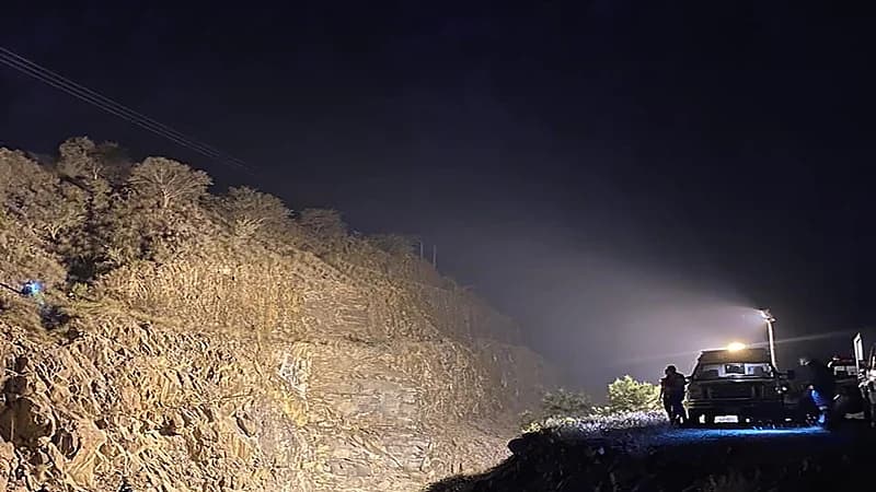 صورة.. لحظة إنقاذ شخص سقط بمنحدر جبلي في الداير