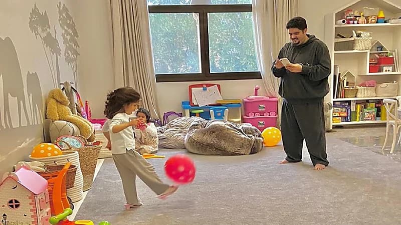 صورة حديثة للأمير عبدالعزيز بن فهد مع ابنتيه