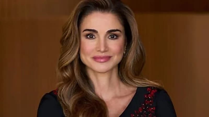 الملكة رانيا تتألق بإطلالة رمضانية مميزة خلال مأدبة إفطار