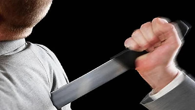 شخص يطعن زميله بسبب محادثة هاتفية لزوجته بدبي