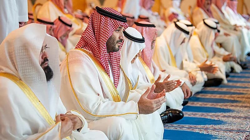 ولي العهد يتلقى التهاني بعيد الفطر بعد تأديته الصلاة بالمسجد الحرام.. فيديو
