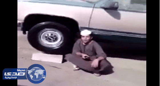 بالفيديو.. شاب يوقف سيارته على 4 فناجين شاي