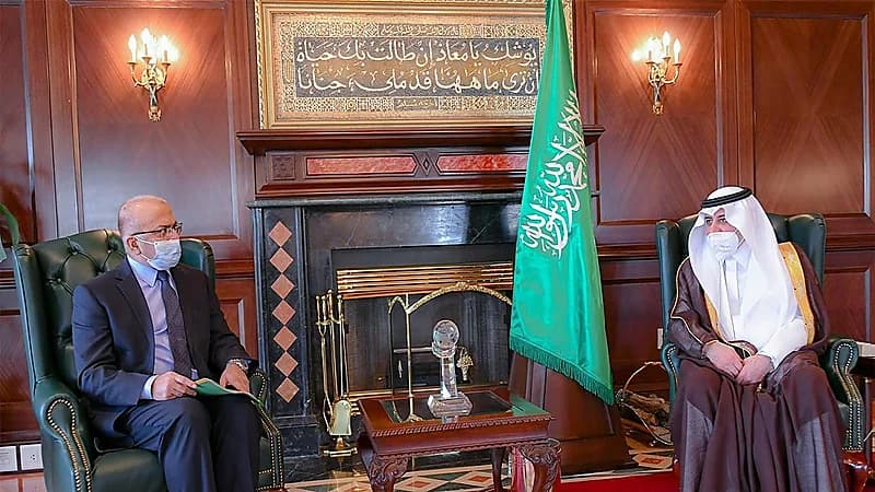 أمير تبوك يستقبل سفير باكستان لدى المملكة