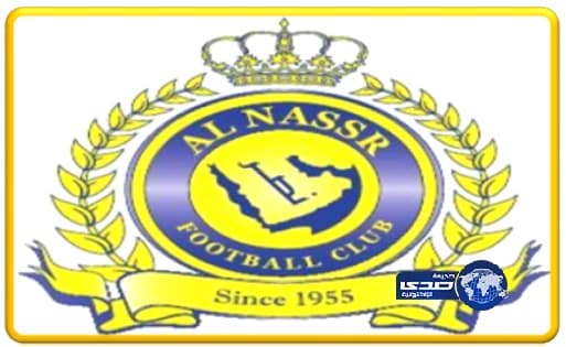 لمحة إنسانية مؤثرة.. شاب يحمل مسناً لمساعدته في زيارة بيت الله الحرام