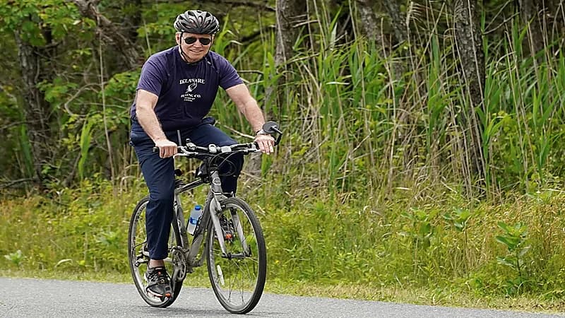 مع ارتفاع أسعار الوقود.. جو بايدن يجوب الشوارع بالدراجة