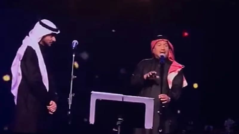 بالفيديو.. محمد عبده يداعب عايض يوسف ويطالبه بتغيير اسمه