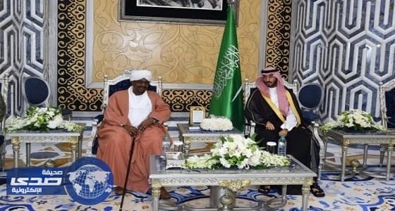 الرئيس السوداني يصل جدة لأداء فريضة الحج