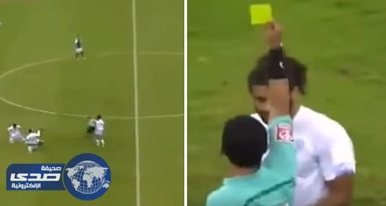 فيديو.. كارت أصفر للاعب بعد عرقلته حكم مباراة الهلال والباطن