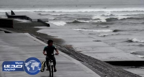 إعصار شديد يوقف الطائرت والقطارات جنوب اليابان