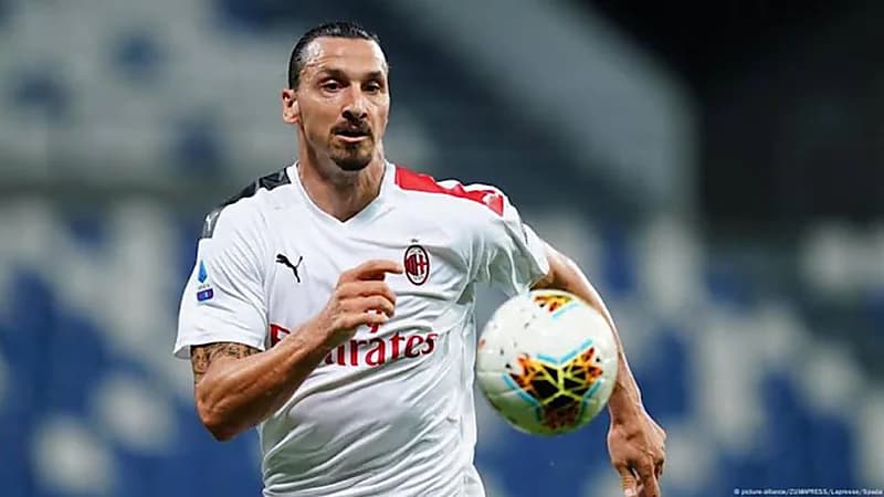 إبراهيموفيتش يثير الرعب في نفوس محبيه بصورة مروعة لإصابة بالرأس .. صور