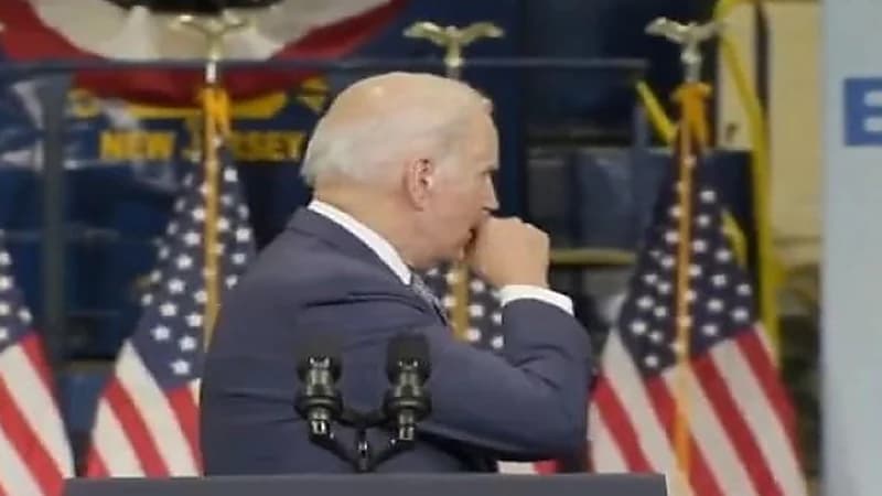 بالفيديو.. بايدن يسعل في يده ويصافح الجمهور