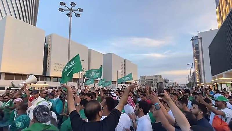 شاهد .. جماهير الأخضر تستمر في دعم المنتخب قبل مواجهة المكسيك