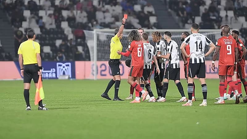 مشادة واشتباك بالأيدي بين لاعبي الشباب والاتفاق.. فيديو