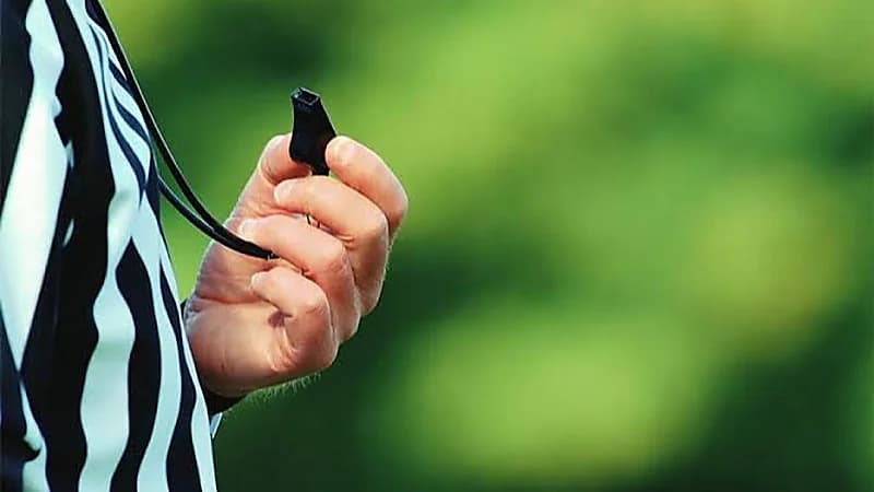 وفاة حكم كرة قدم بشكل مفاجئ خلال مباراة