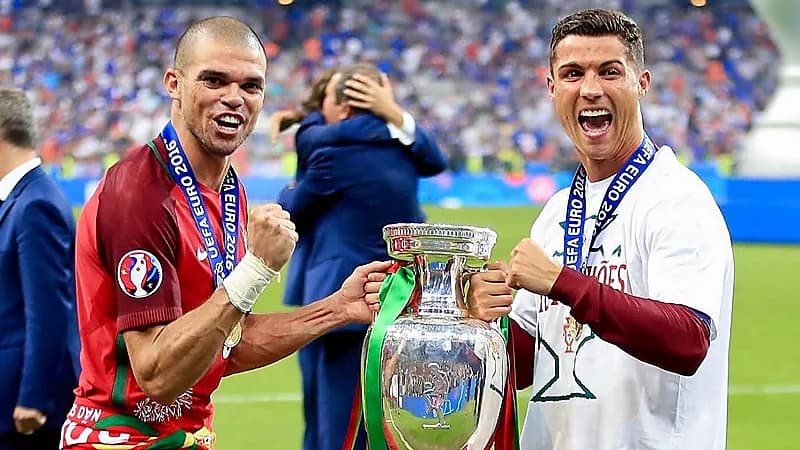 "برسالة مؤثرة" رونالدو يودع بيبي بعد اعتزاله كرة القدم