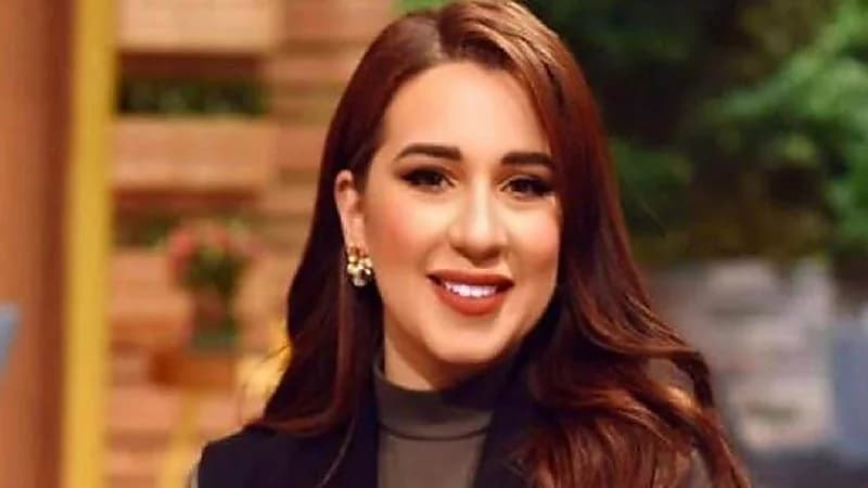 شاهد.. أسما شريف منير بـ طرحة وملاية لف على السجادة الحمراء