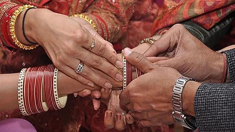 شاب يساعد زوجته على الزواج من عشيقها