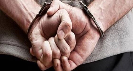 رجل يتجرد من ملابسه ويقف عاريا أثناء محاكمته