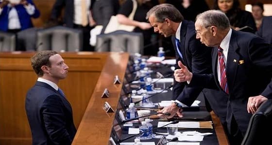 السيناتور الأمريكي يحرج مؤسس " فيسبوك " بهذا السؤال