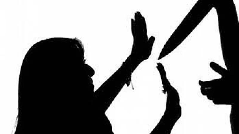 شخص ينهي حياة زوجته طعنًا أمام أنظار ابنتهما