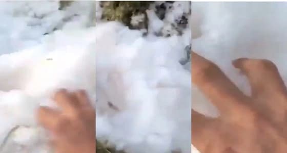 بالفيديو.. الماء يتحول إلى ثلج بأحد مزارع " بيشة "