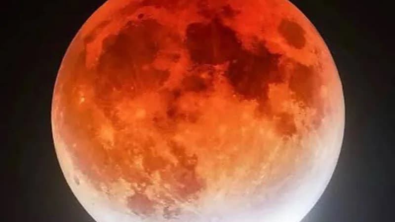 باحث فلكي: اليوم خسوف كلي للقمر في سماء المملكة لمدة 82 دقيقة .. فيديو