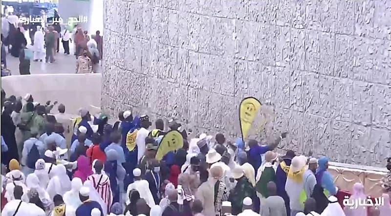 ضيوف الرحمن يواصلون رمي الجمرات في منى.. فيديو