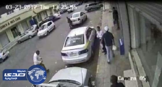 بالفيديو.. عصابة مسلحة تسرق في وضح النهار في أحد شوارع صنعاء