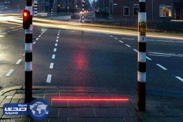 هولندا تساعد مدمني الهواتف الذكية بإشارات مرورية على الأرصفة