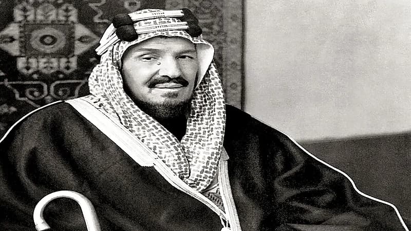 الملك عبدالعزيز.. قائدٌ يبدأ يومه بصلاة الفجر وينهيه مع الوطن.. فيديو