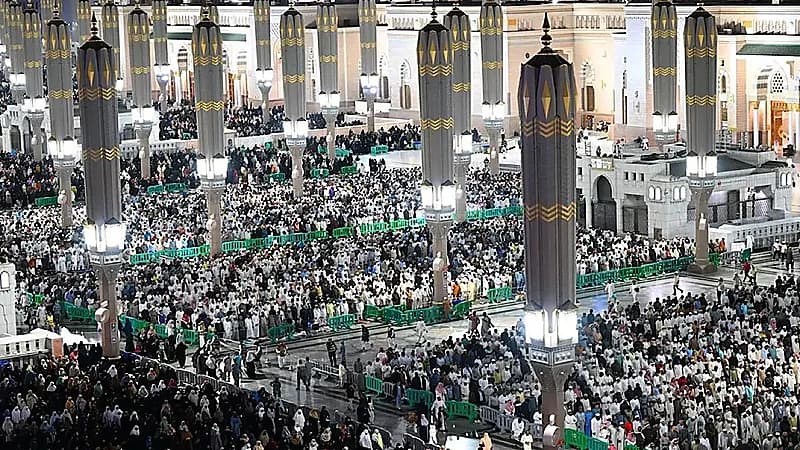 أكثر من 14 مليون زائر للمسجد النبوي خلال النصف الأول من رمضان .. فيديو