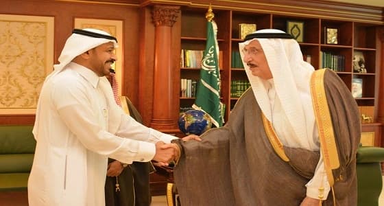 بالصور.. " أمير جازان " يهنئ الطلاب الفائزين بجائزة التميز
