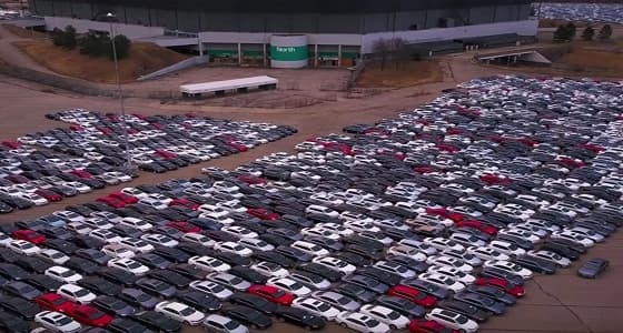 بالفيديو.. فولكس فاجن تشتري 300 ألف سيارة ديزل لتخزنها في " مقبرة "