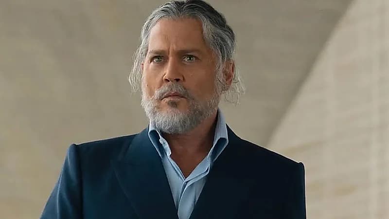 جوني ديب يخطف الأنظار بعيون زرقاء وشعر أبيض