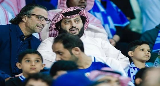 بالصور.. " آل الشيخ " في مدرجات مباراة الهلال والفيصلي